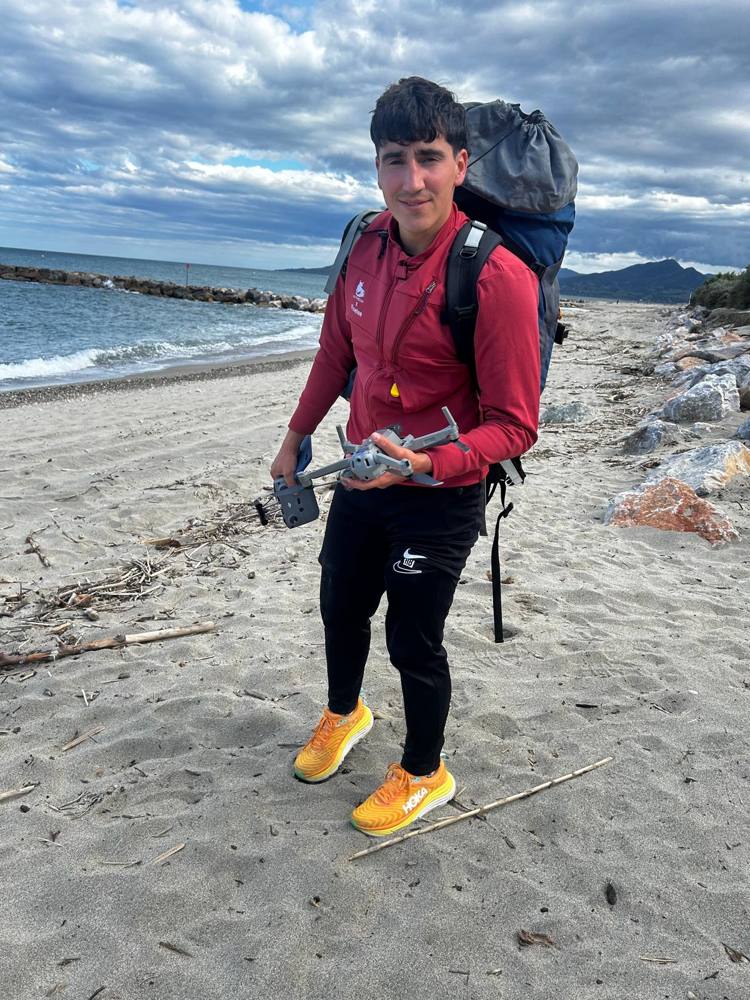 Alexis Camand préparant un vol de drone sur une plage